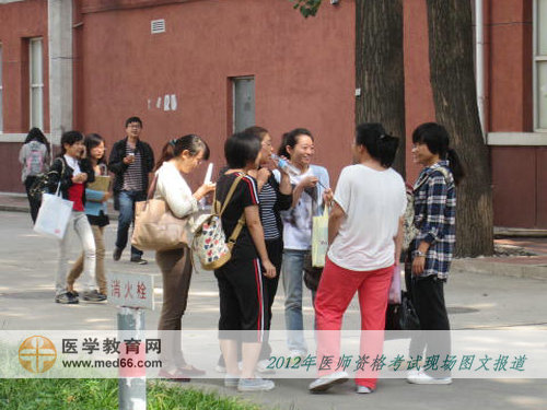 医师考试结束，围在一起激烈交流的考生们