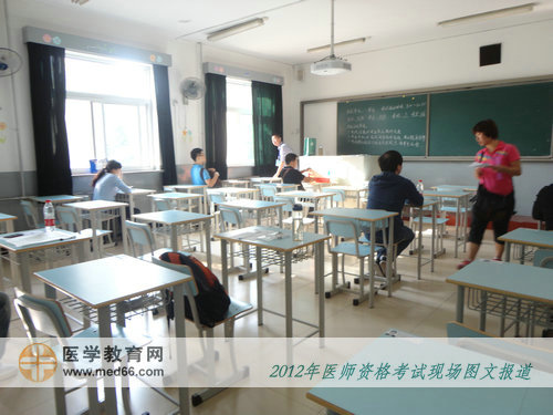 临床医师考生进入考场查找座位