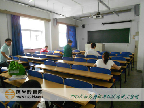 中医医师考生进入考生静候考试