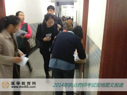 排队等待核对个人信息的执业药师考生们
