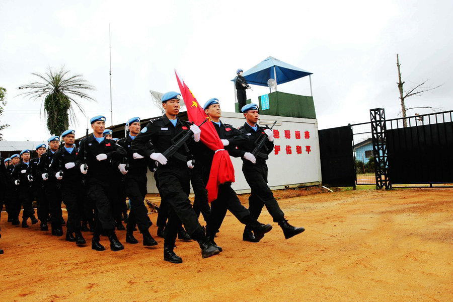 中国国旗春节升起在利比里亚埃博拉防疫最前线