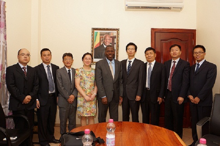 马里卫生部长接见中国埃博拉防疫专家并举行践行宴会