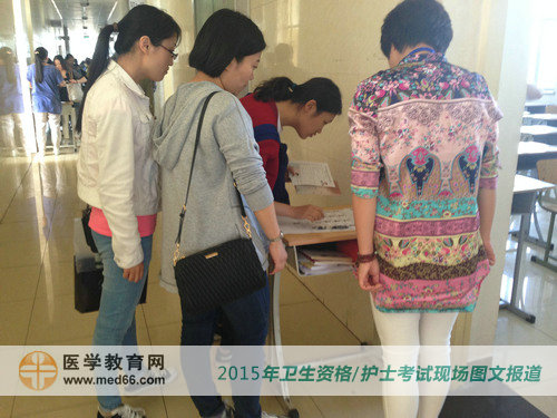 2015年护士执业资格考试开考前监考老师仔细审核学员信息