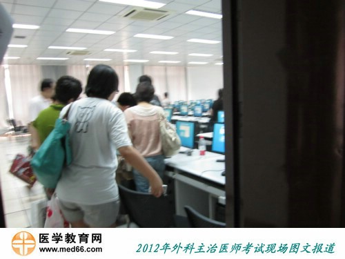 2012年外科主治医师考生陆续进入人机对话考场