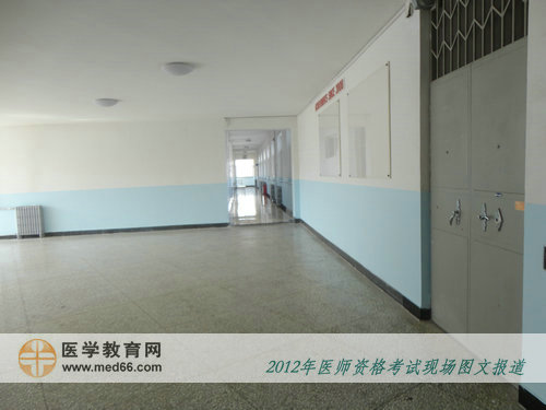 中医医师开考后空旷而狭长的楼道