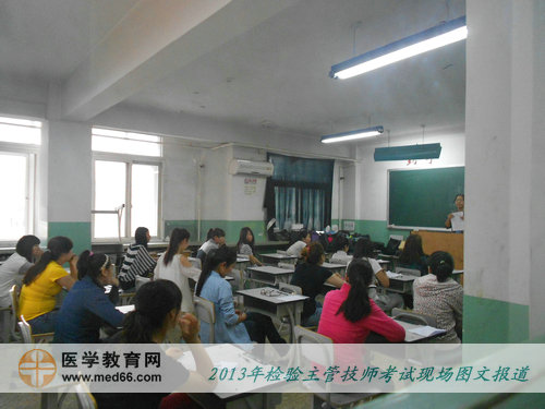 检验主管技师考试开考后,监考老师先讲解答题卡的填写注意事项