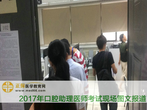 口腔助理医师考试考生陆续进入机考教室