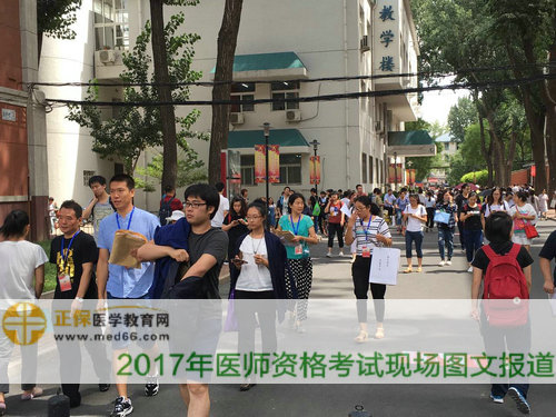 监考老师手持试卷离开场地，正在交流考场趣事