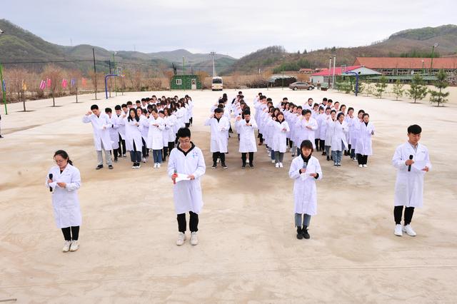 丹东市卫生健康委员会组织开展住培学员人文素质户外拓展培训