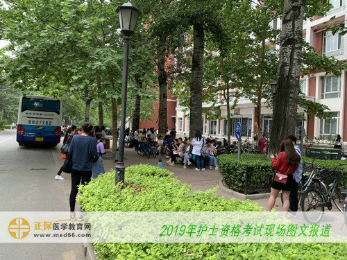 2019年护士考试考生陆续赶赴学校，在等待进入考场前，仍抓紧时间复习！